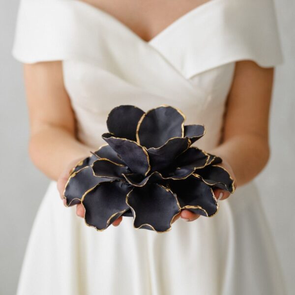 Juodas pocelianinis šeimos židinys Gėlės žiedas