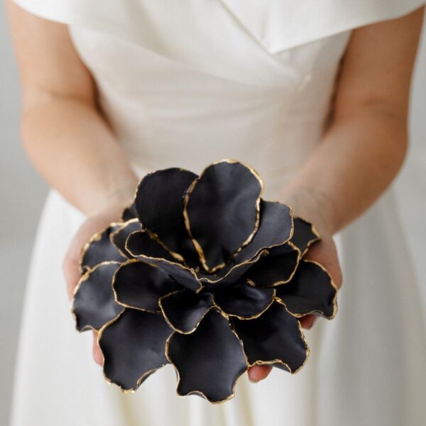 Juodas pocelianinis šeimos židinys Gėlės žiedas