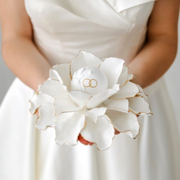 Gėlės žiedelis baltas porcelianinis šeimos židinys