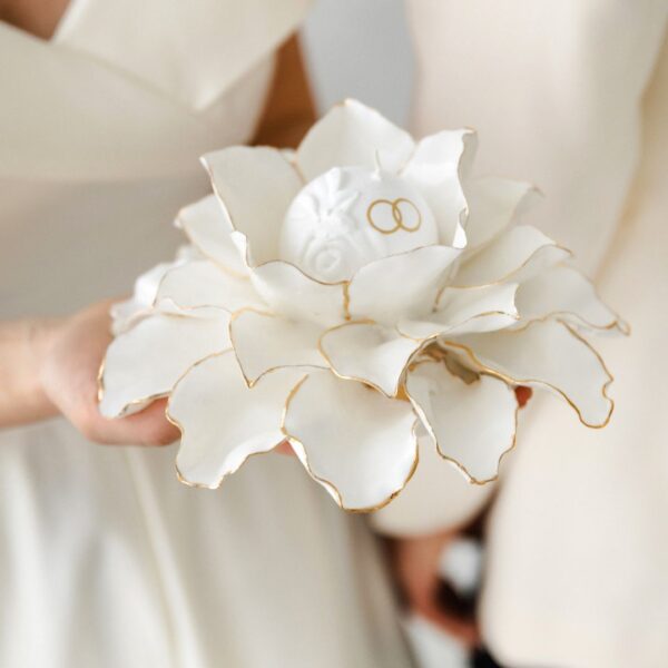 Gėlės žiedas porcelianinis šeimos židinys