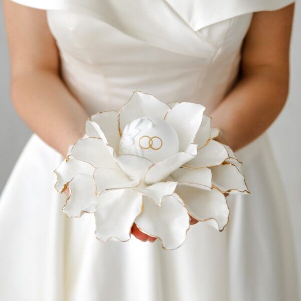 Gėlės žiedas porcelianinis šeimos židinys