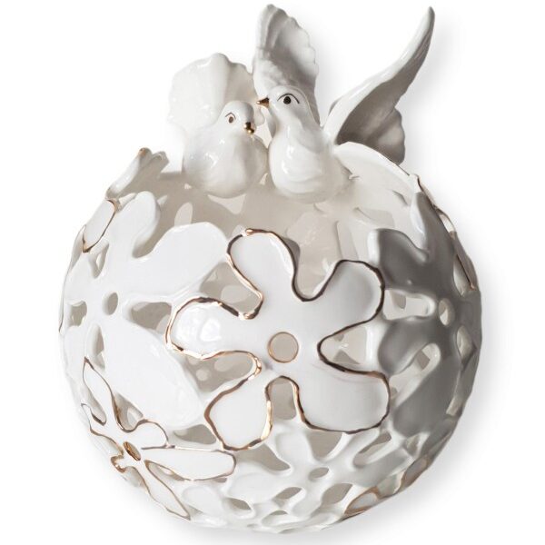 Vestuvėse šeimos židinio perdavimo tradicija yra jautri ceremonija. Jos metu tėvai, ar kiti artimieji uždegtą ugnį rusenančią židinyje perduoda linkėdami santarvės, išminties ir meilės. Tai jautrus momentas, kuriam abejingų nepalieka nei vienas. Šeimos židinį dovanoja tėvai, bet dažniausiai pasitaria su jaunaisiais, kokio židinio jie norėtų. Dydis - aukštis apie 13.5 cm, skersmuo apie 10 cm