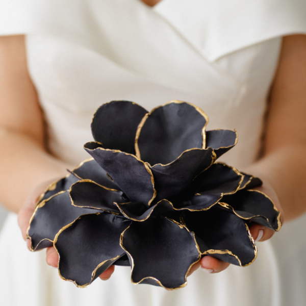 Juodo porceliano šeimos židinys