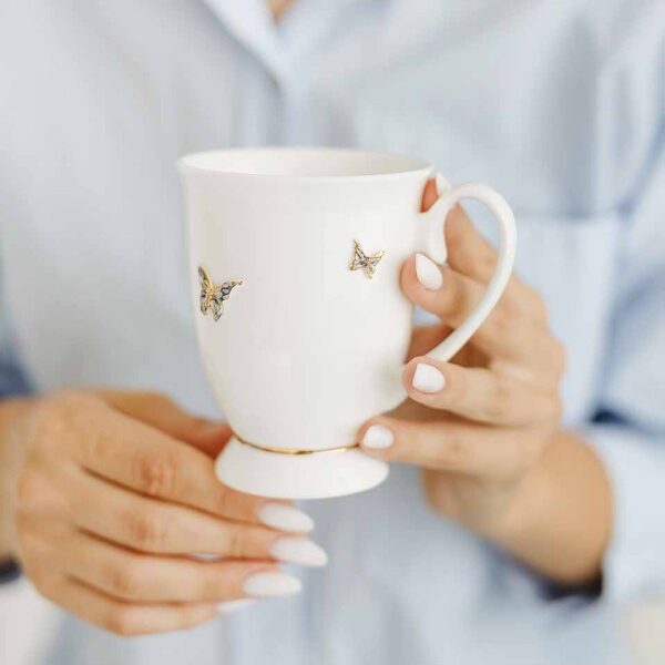 Puodelis su drugeliais