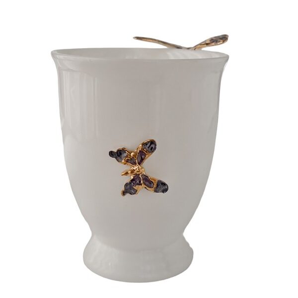 Puodelis su drugeliu