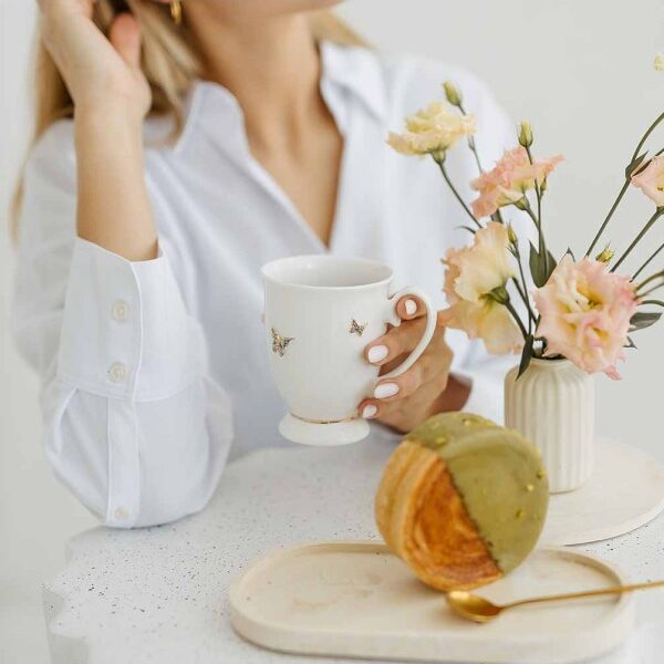 Puodelis su drugeliais