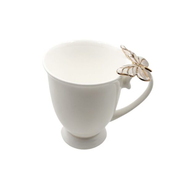 Porcelianinis puodelis su pilku drugeliu