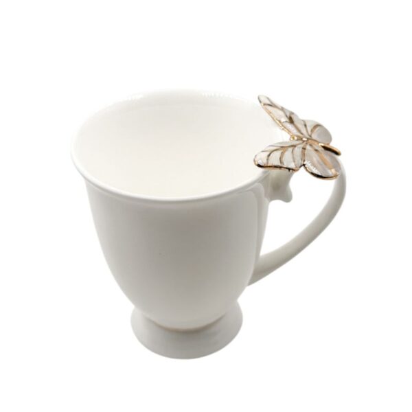 Porcelianinis puodelis su pilku drugeliu