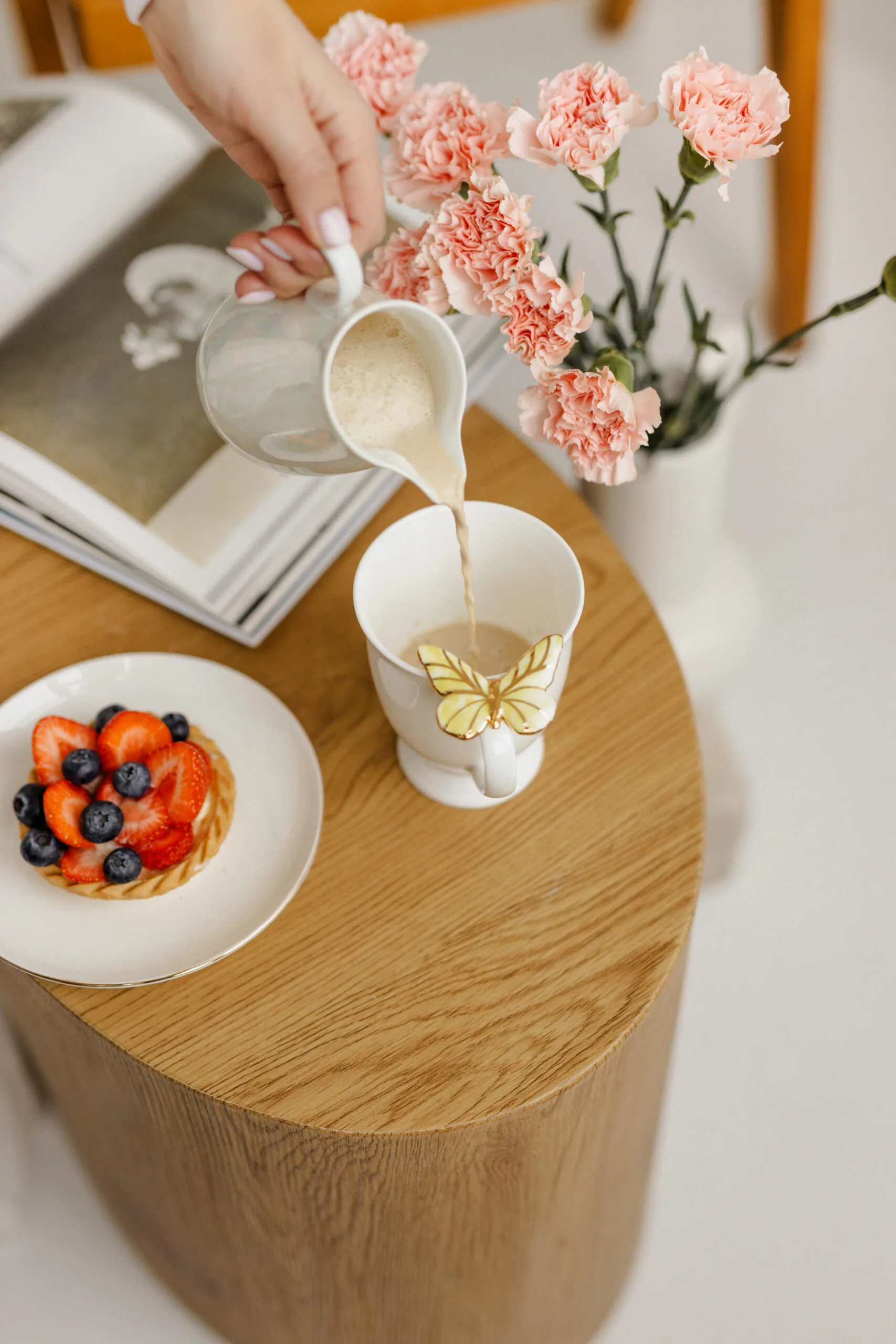 Puodelis su geltonu drugeliu - Image 3