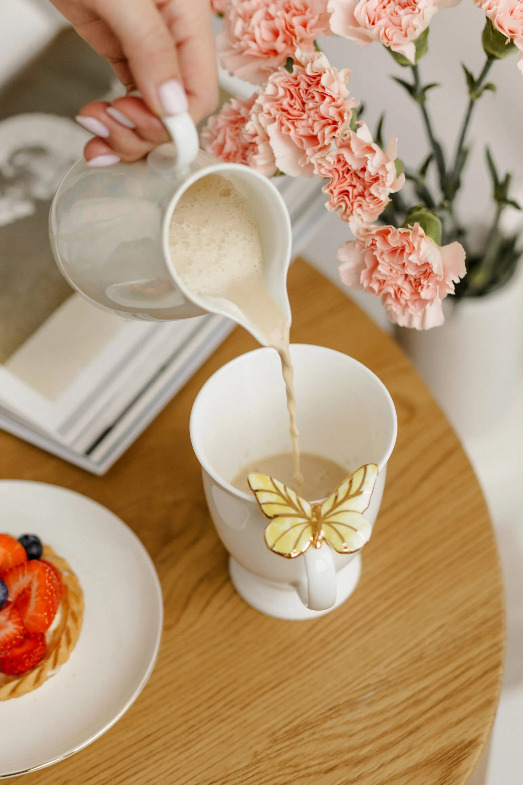 Puodelis su geltonu drugeliu - Image 2