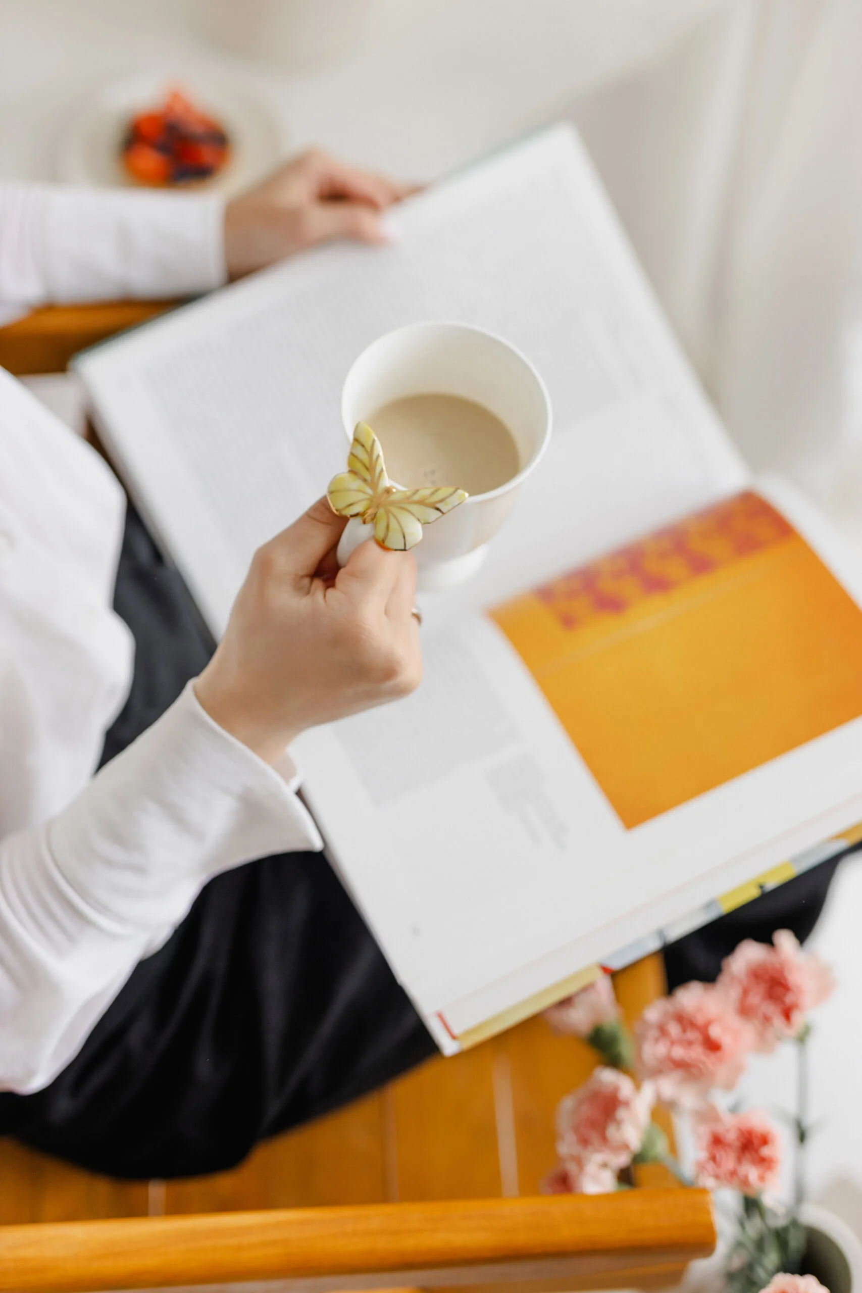 Puodelis su geltonu drugeliu - Image 4