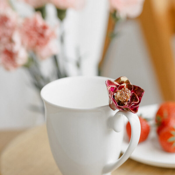 Porcelianinis puodelis su vanadinitu