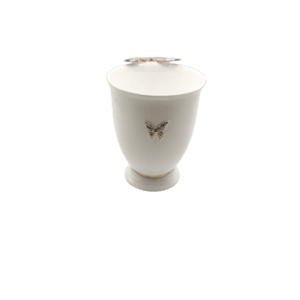 Porcelianinis puodelis su pilku drugeliu