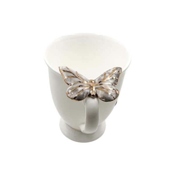 Porcelianinis puodelis su pilku drugeliu