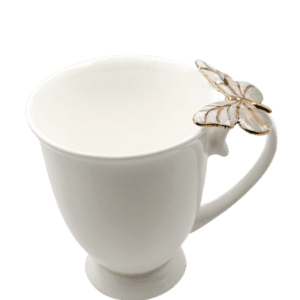 Porcelianinis puodelis su pilku drugeliu