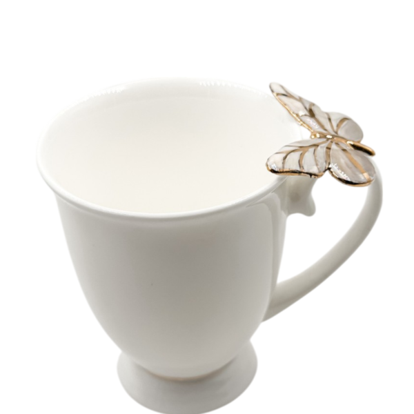 Porcelianinis puodelis su pilku drugeliu