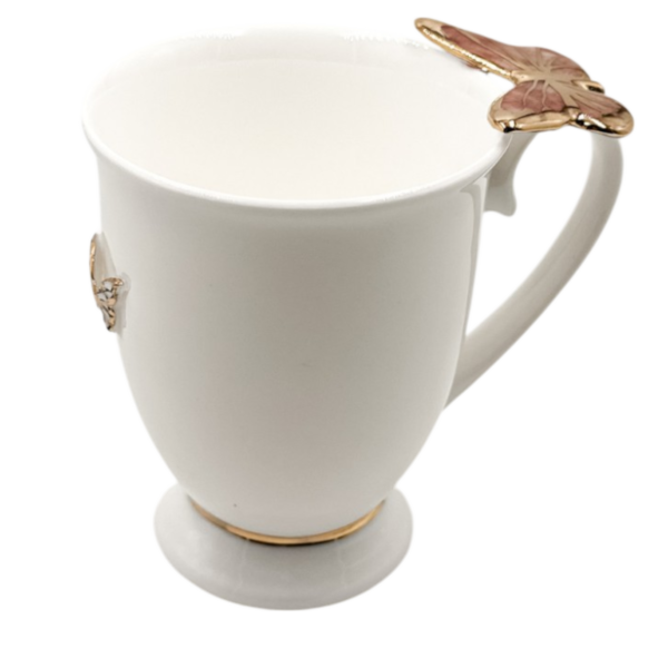 Porcelianinis puodelis su rožiniu drugeliu