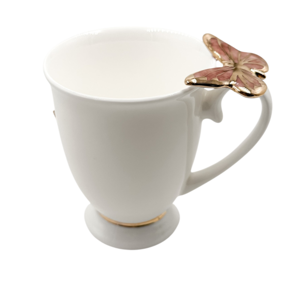 Porcelianinis puodelis su rožiniu drugeliu