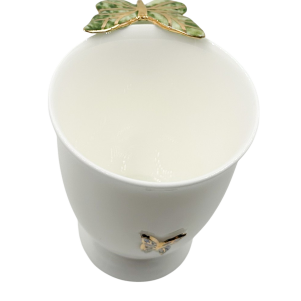 Porcelianinis puodelis su žaliu drugeliu