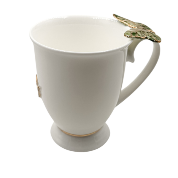 Porcelianinis puodelis su žaliu drugeliu