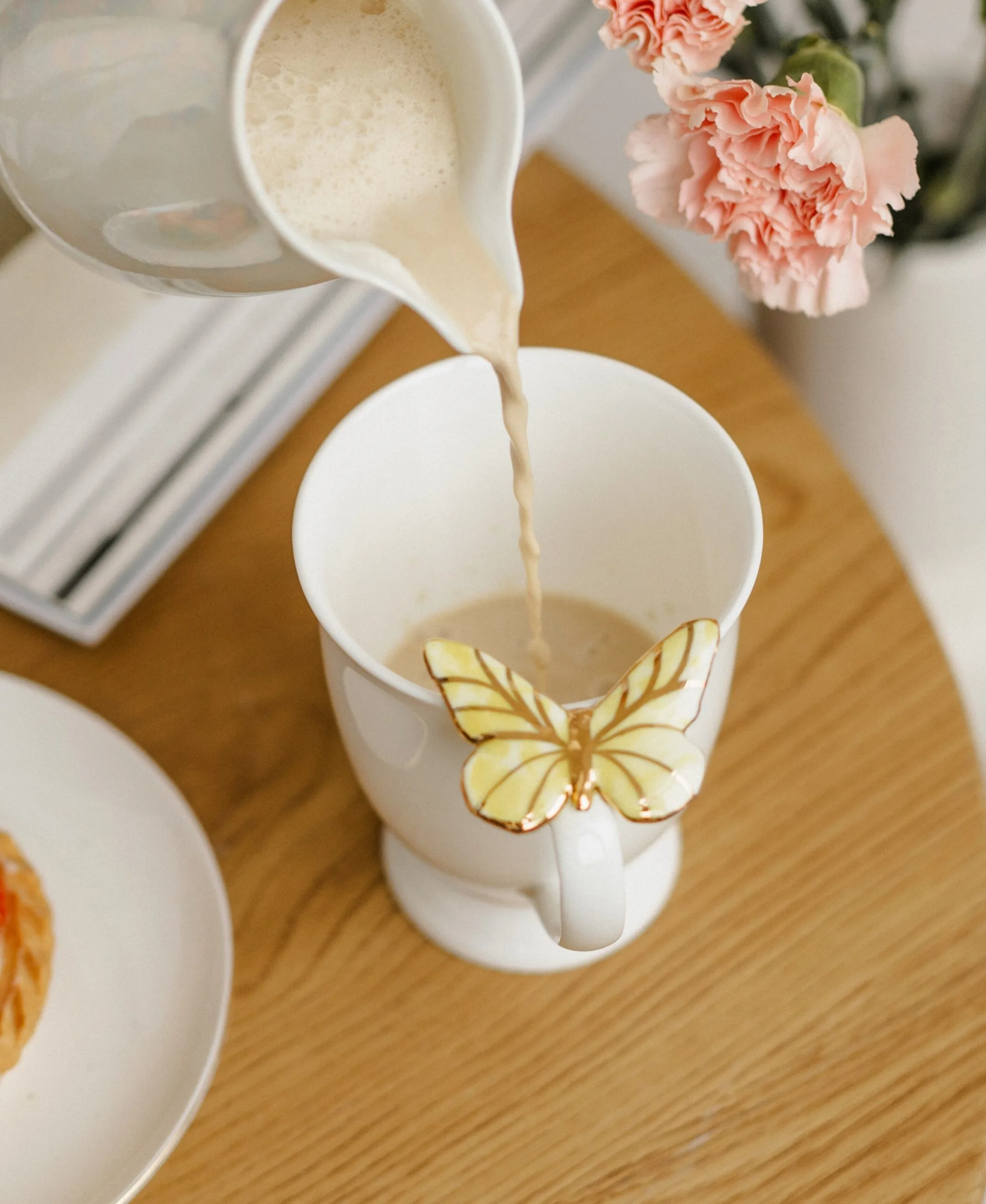 Porcelianinis puodelis su geltonu drugeliu