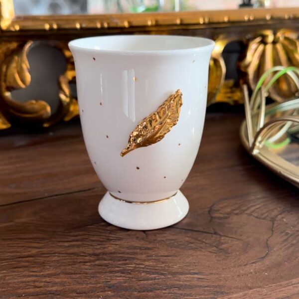 Porcelianinis puodelis su plunksna