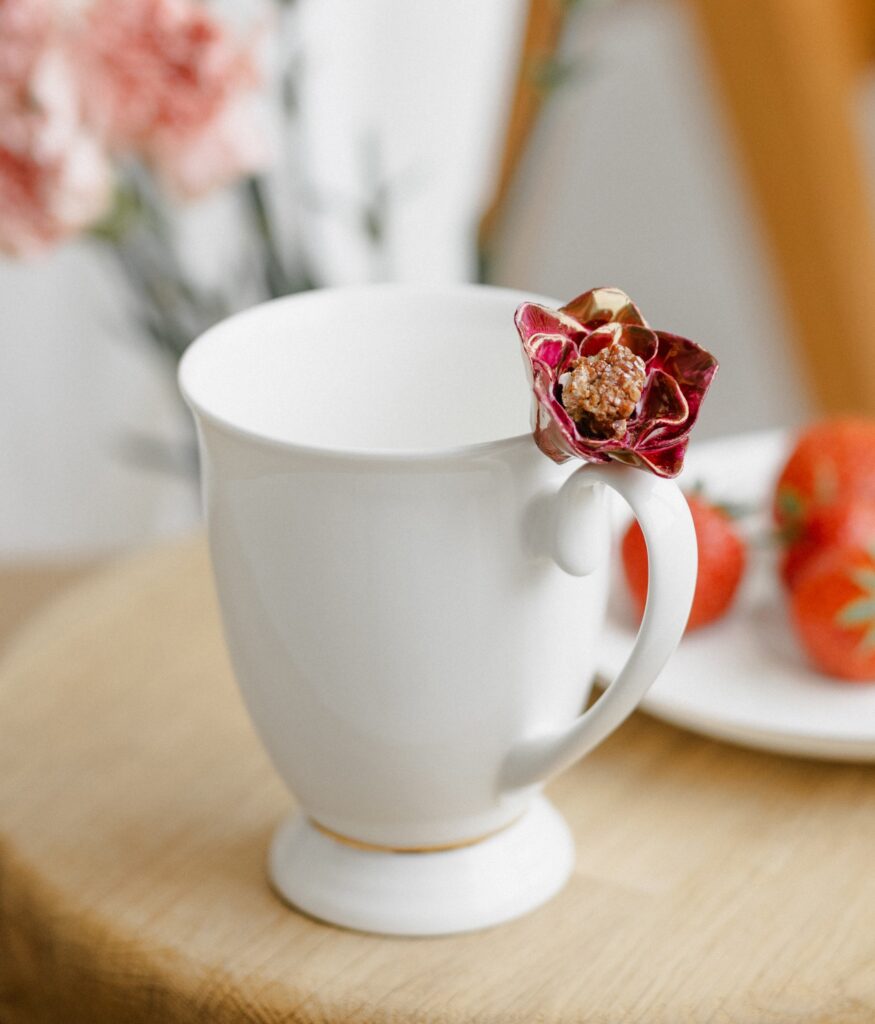 Porcelianinis puodelis su vanadinitu