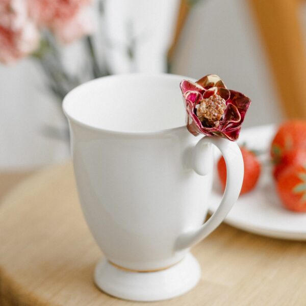 Porcelianinis puodelis su vanadinitu