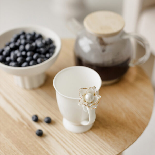 Porcelianinis puodelis su perlu