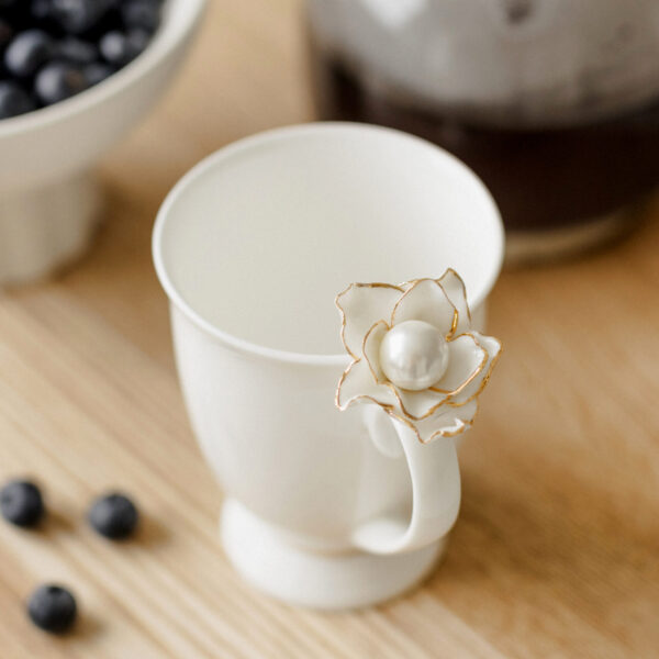 Porcelianinis puodelis su perlu