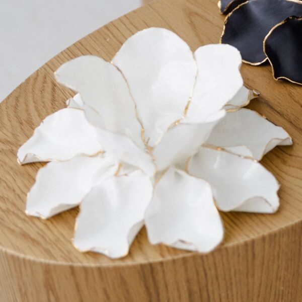 Gėlės žiedelis baltas porcelianinis šeimos židinys