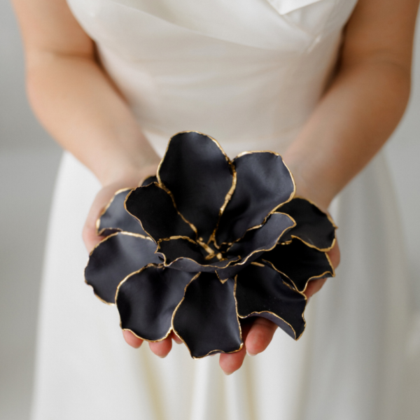 Mažas juodas gėlės žiedas