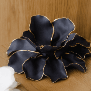 Mažas juodas gėlės žiedas