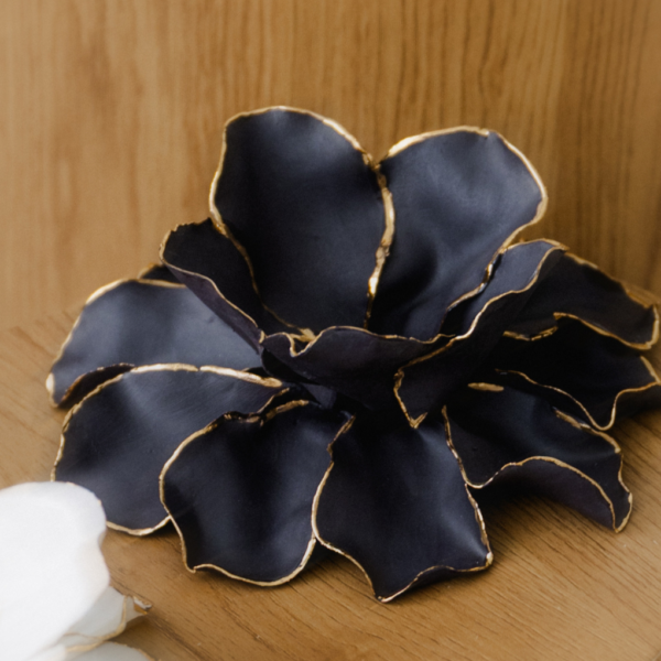 Mažas juodas gėlės žiedas