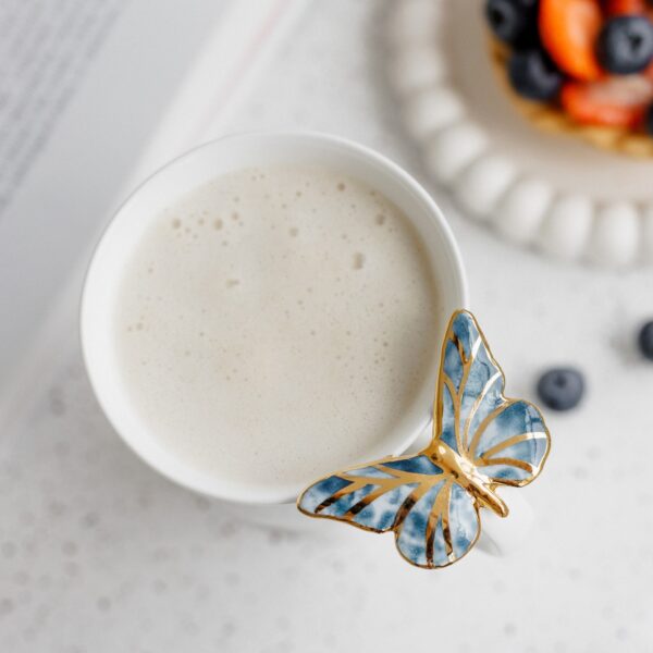 Porcelianinis puodelis su mėlynu drugeliu