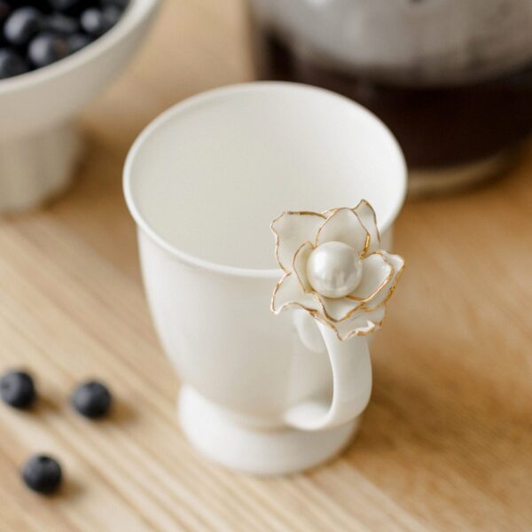 Porcelianinis puodelis su perlu